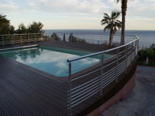Démolition des balustres, des plages en dalles-réaménagement de l‘espace autour de la piscine-création et installation de plages en bois.