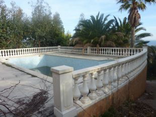 Ancienne piscine, les plages, et le garde corps en balustres.