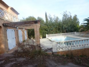 Ancienne piscine, garde corps en balustres.